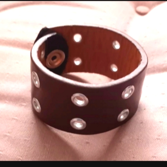Mens Leather Bracets Awesome Look.          This bracelet is a must have for you - Picture 2 of 6